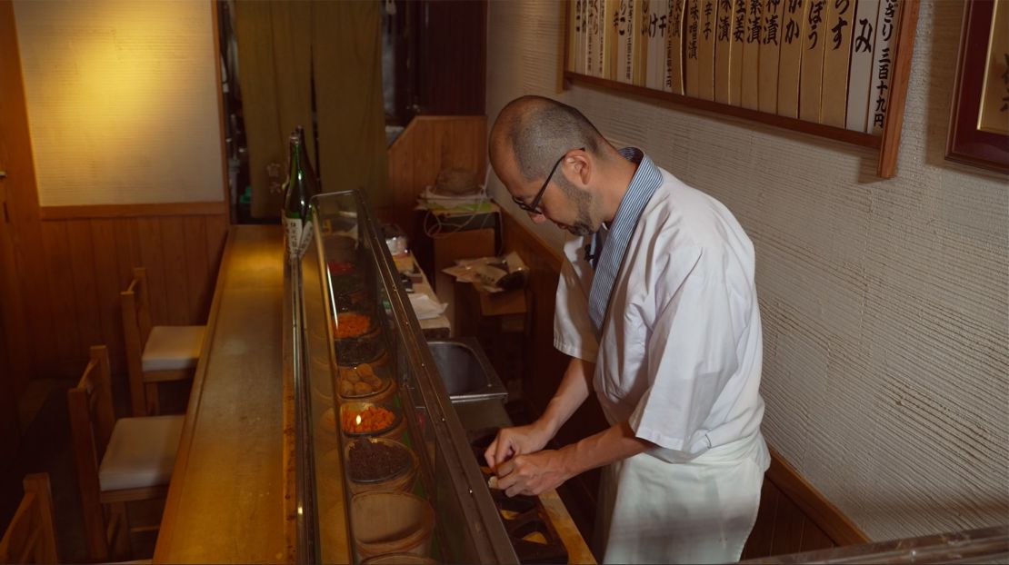 Yosuke Miura es el chef propietario de tercera generación de Onigiri Asakusa Yadoroku, que se cree que es el restaurante de onigiri más antiguo de Tokio.