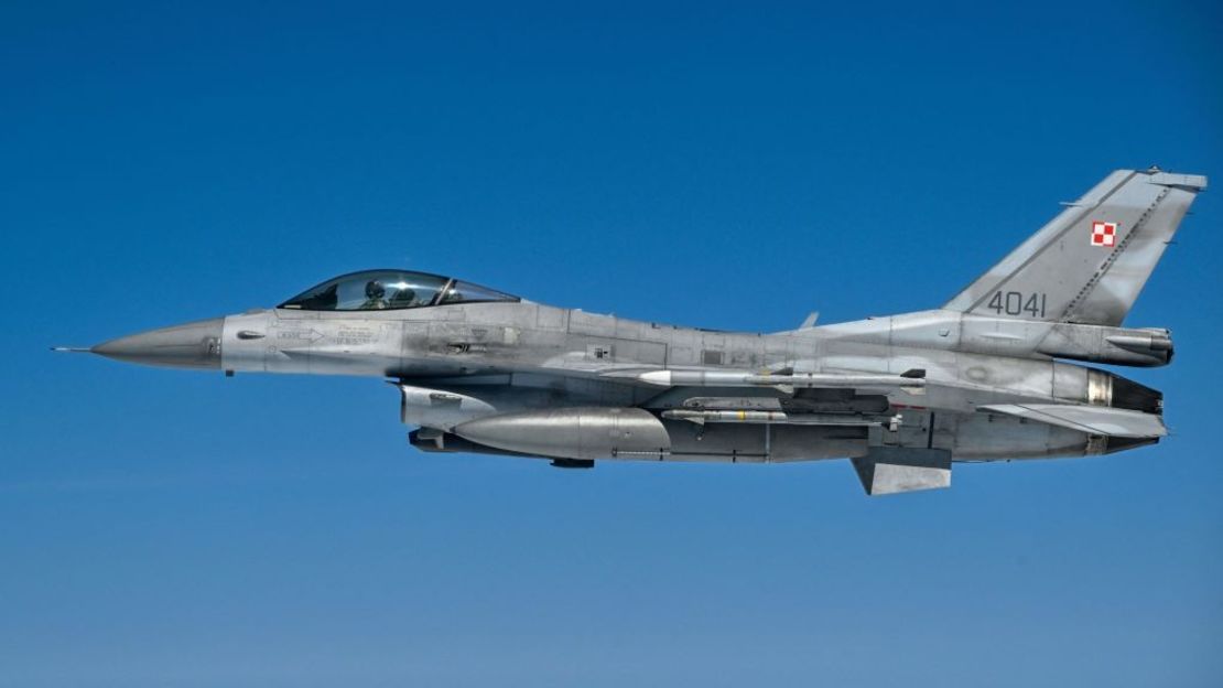 Un caza F-16 de la Fuerza Aérea Polaca en un ejercicio el 4 de julio de 2023. Poloni activo a su Fuerza Aérea luego de Rusia presunamente violara su espacio aéreo este domingo.