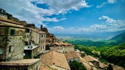 Difícil de vender: Mientras que otras ciudades italianas despobladas han conseguido vender varias viviendas abandonadas como parte de los planes de viviendas a un euro, Patrica, un remoto pueblo medieval situado al sur de Roma, está teniendo dificultades para vender sus casas vacías.