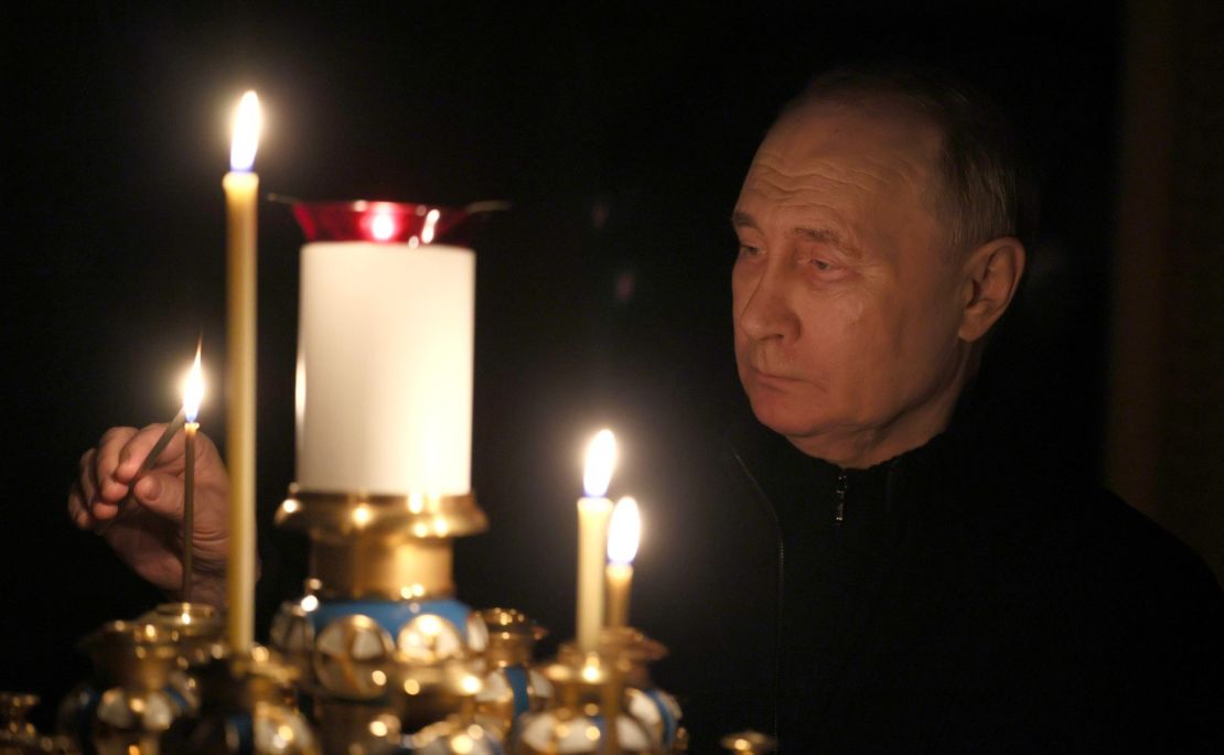 En esta foto del Kremlin, el presidente de Rusia, Vladímir Putin, enciende una vela en memoria de las víctimas del atentado del Crocus City Hall, en la residencia de Novo-Ogaryovo, en la región de Moscú, el 24 de marzo.