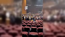 CNNE 1651782 - video muestra el lugar del tiroteo en sala de conciertos cerca de moscu