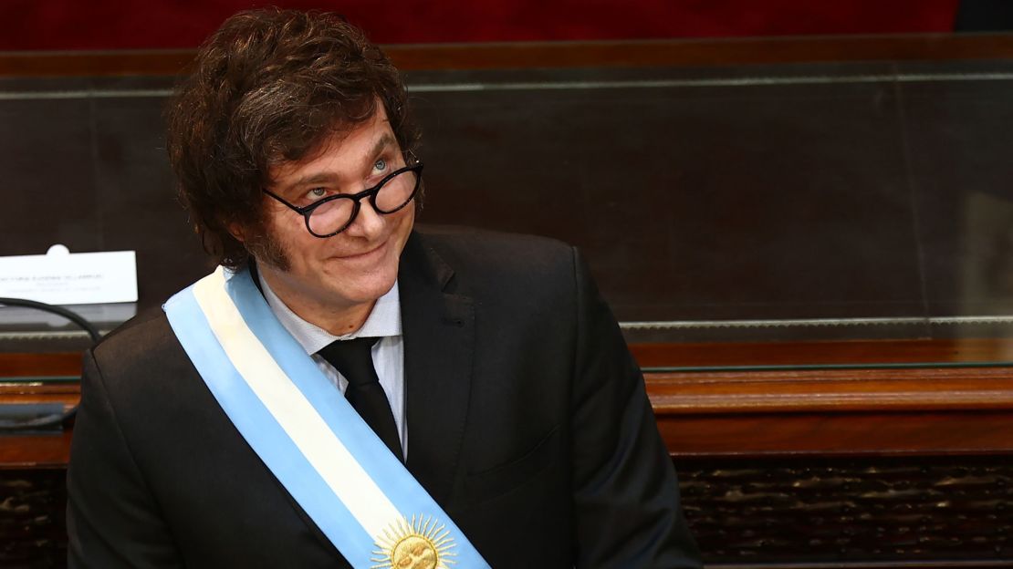 El presidente de Argentina, Javier Milei, habla con los legisladores durante la sesión inaugural del Congreso argentino para el período 2024 el 01 de marzo en Buenos Aires, Argentina. Crédito: Tomás Cuesta/Getty Images