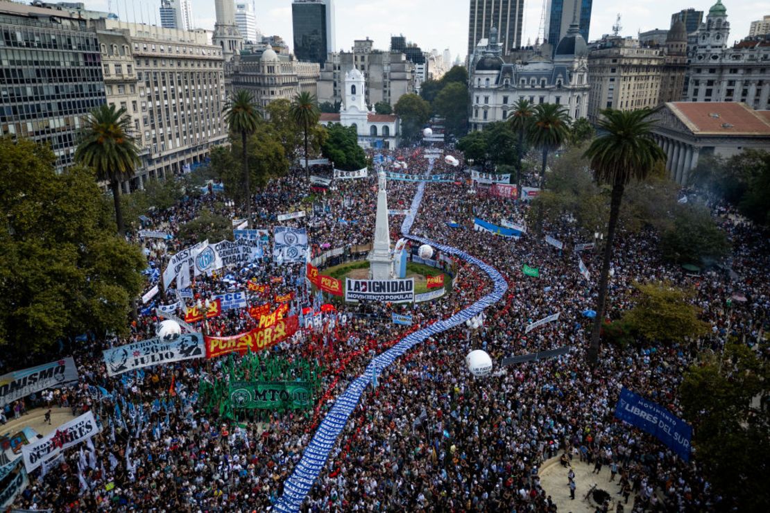 Vista aérea de una manifestación convocada por organizaciones sociales y de derechos humanos para recordar a las víctimas de la última dictadura en Argentina el 24 de marzo de 2024 en Buenos Aires, Argentina. Crédito: Tomás Cuesta/Getty Images