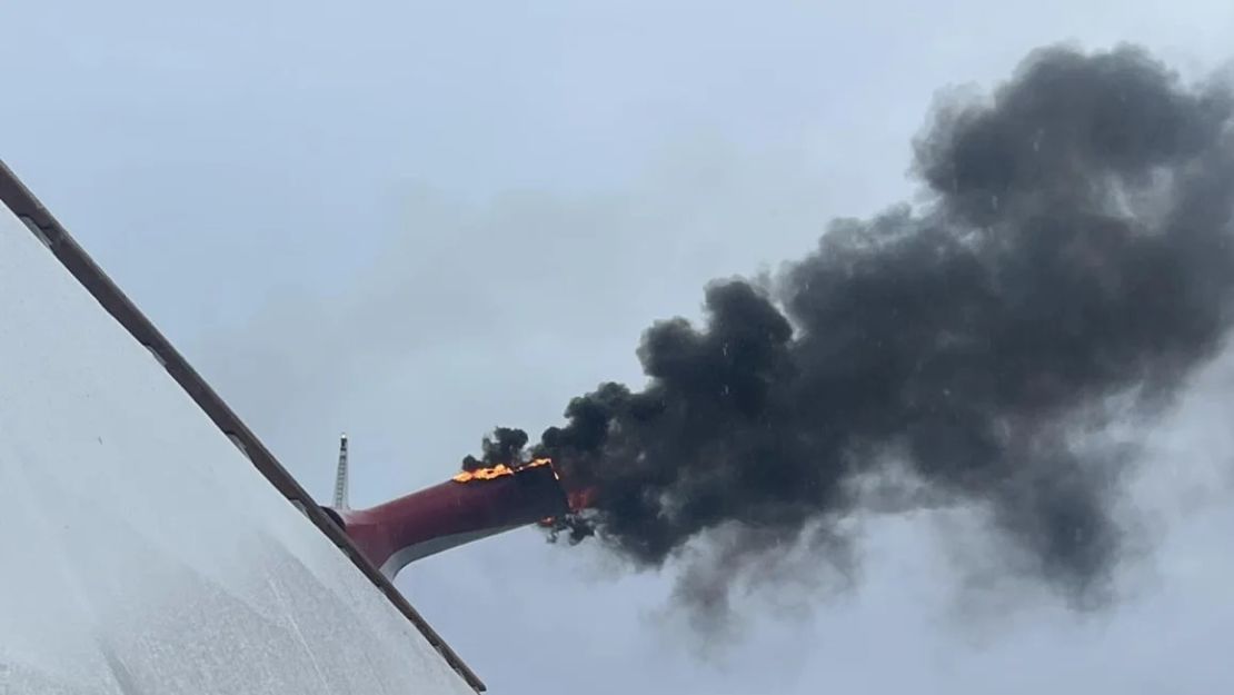 Heath Barnes tomó esta fotografía del fuego y el humo saliendo de un embudo de escape del crucero Carnival Freedom cerca de las Bahamas, el 23 de marzo. Heath Barnes