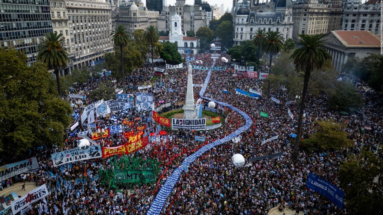 CNNE 1651859 - miles marchan en argentina por el "dia de la memoria"