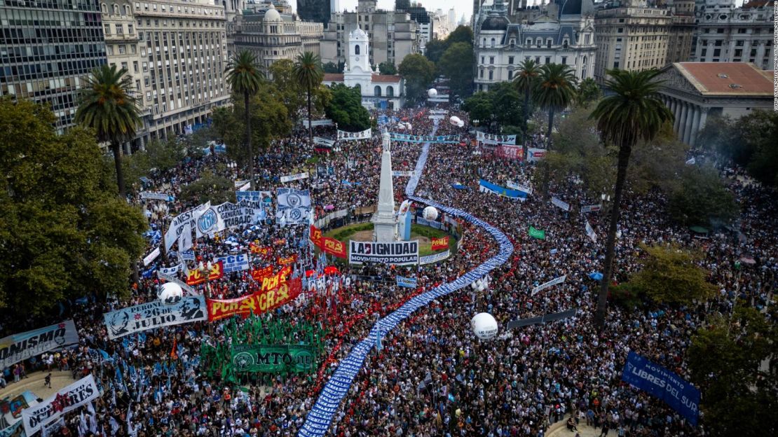 CNNE 1651859 - miles marchan en argentina por el "dia de la memoria"