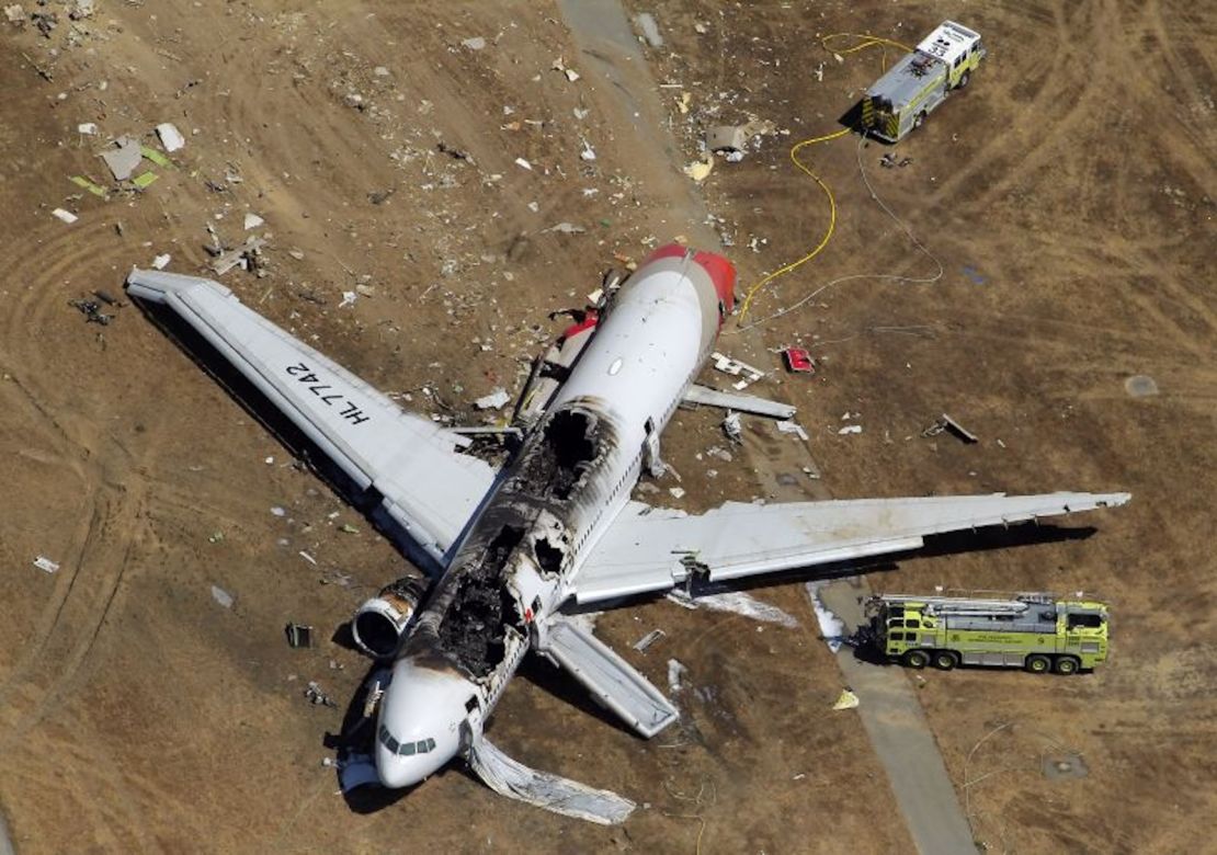 El fuselaje destruido del vuelo 214 de Asiana Airlines es visible en la pista del Aeropuerto Internacional de San Francisco después de que se estrelló al aterrizar y se incendiara el sábado 6 de julio de 2013. Carlos Avila Gonzalez/The San Francisco.