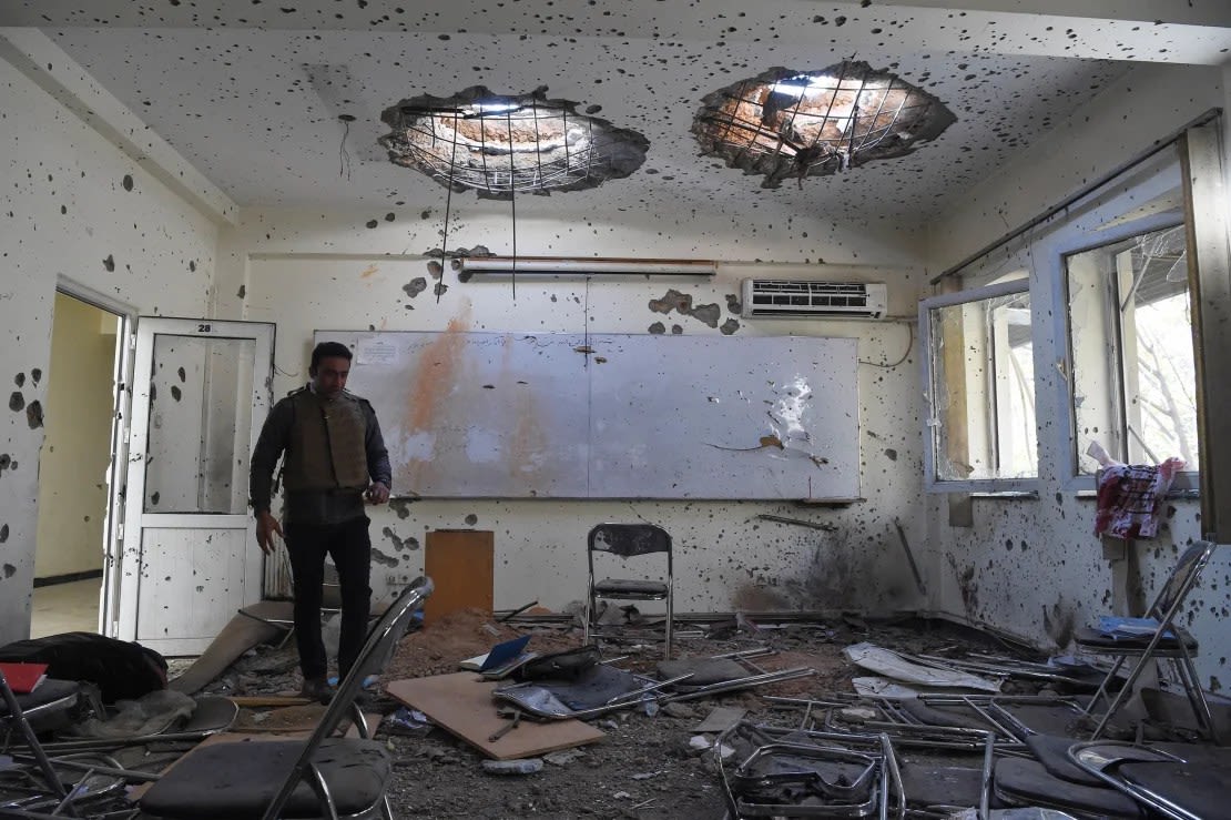 Un periodista camina en el interior de una clase dañada del Centro Nacional de Formación Jurídica, un día después de que hombres armados asaltaran la Universidad de Kabul, en Kabul, en noviembre de 2020.