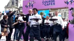 CNNE 1652060 - vuelve la legendaria carrera de meseros en las calles de paris