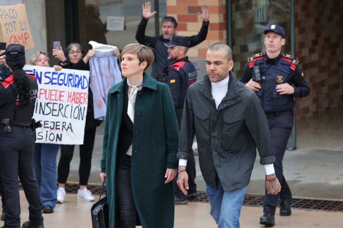 Dani Alves, flanqueado por su abogada Inés Guardiola, abandona la prisión de Brians 2 en Barcelona el 25 de marzo de 2024.