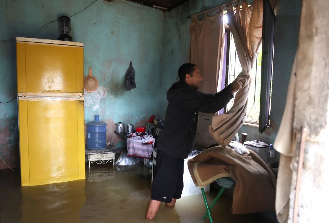 El trabajador de la construcción Nicelio Gonçalves, de 52 años, muestra el interior de su casa inundada en el exterior del estado de Río de Janeiro el domingo 24 de marzo. Pilar Olivares/Reuters