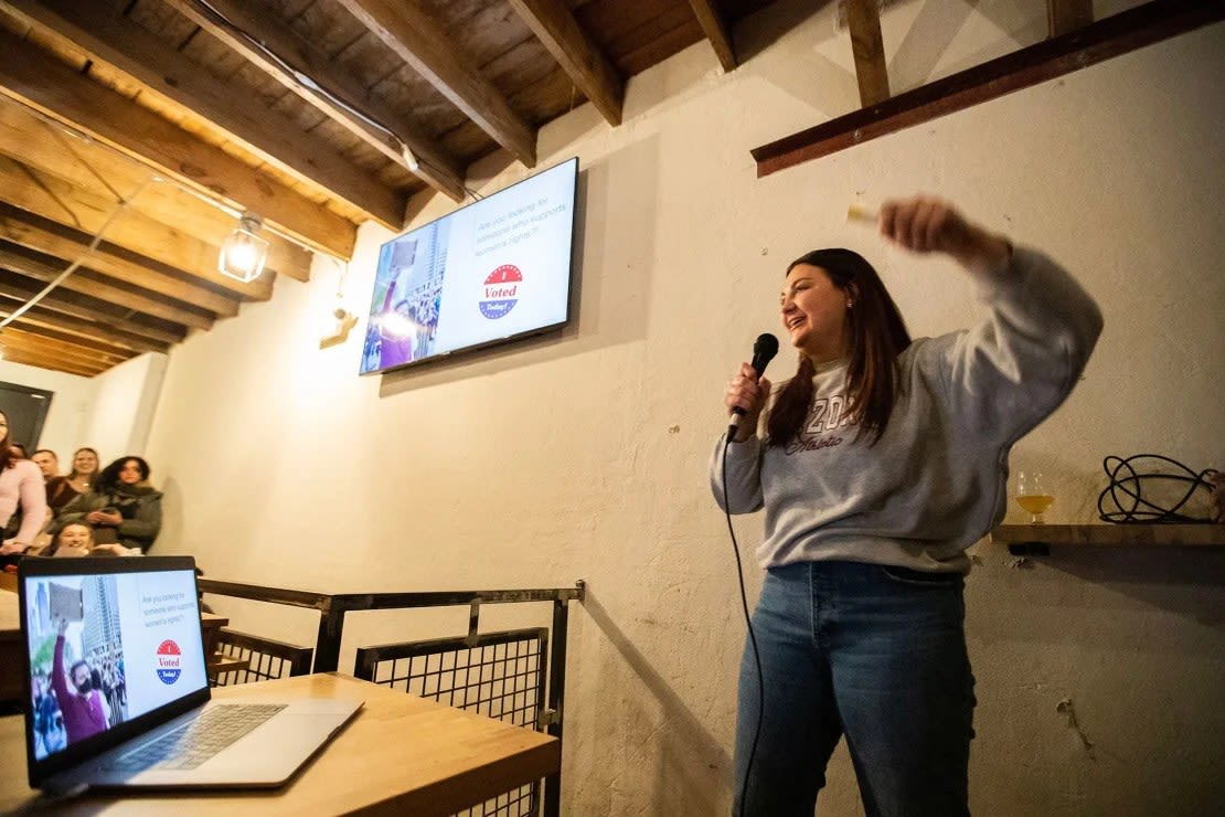 En Filadelfia, una mujer compartió una presentación sobre su amigo soltero con la esperanza de presentarle una posible pareja. Crédito: Charles Fox/The Philadelphia Inquirer/Zum.