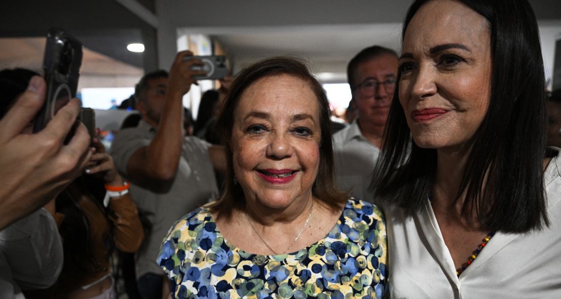 Corina Yoris (I), reemplazante para las próximas elecciones de la líder opositora venezolana María Corina Machado (D), después de una conferencia de prensa en Caracas, el 22 de marzo de 2024.