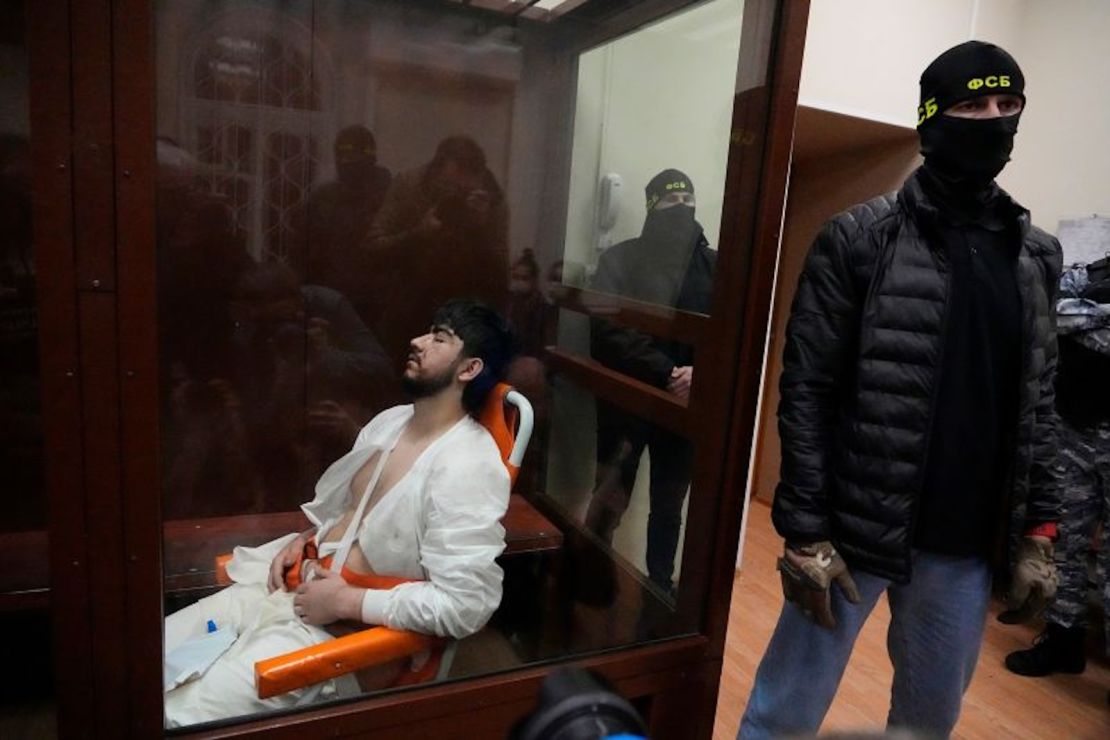 Un sospechoso del tiroteo del viernes en el Crocus City Hall está en una silla de ruedas en el Tribunal del Distrito de Basmanny, en Moscú, el domingo 24 de marzo de 2024. Alexander Zemlianichenko/AP