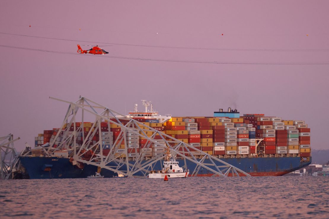 Un helicóptero sobrevuela el lugar del colapso del puente Francis Scott Key en Baltimore, Maryland, el 26 de marzo.