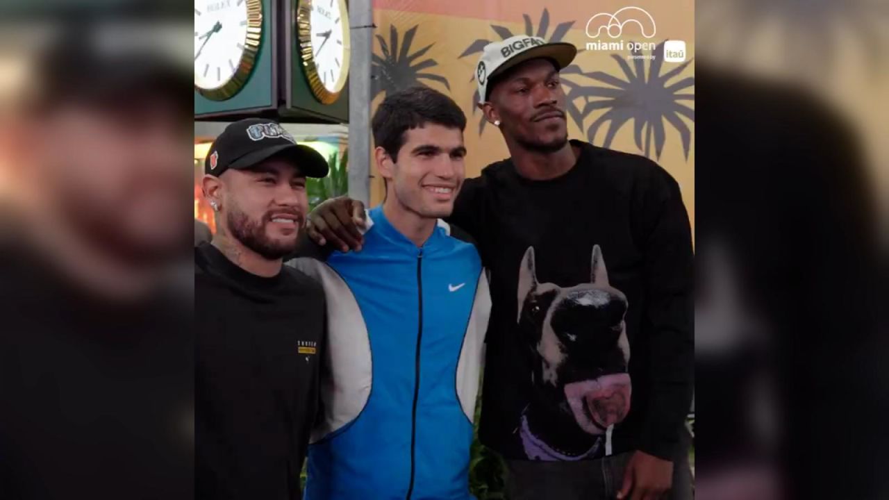 CNNE 1652539 - neymar y jimmy butler felicitan a carlos alcaraz en el miami open