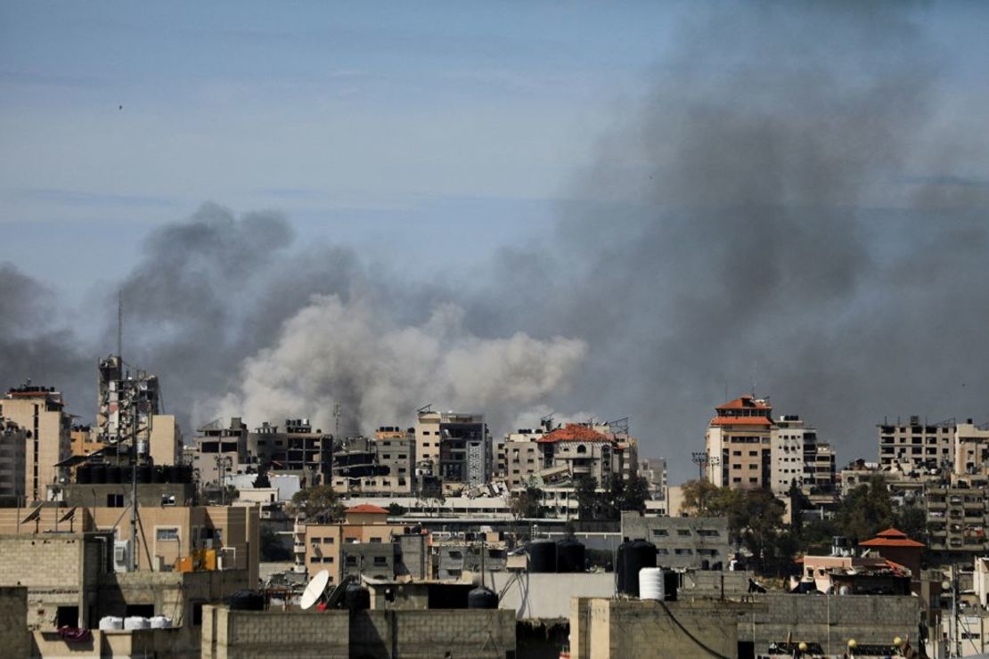 Se levanta humo durante una incursión israelí en el hospital Al Shifa y sus alrededores, en la Ciudad de Gaza, el 21 de marzo. Crédito: Dawoud Abu Alkas/Reuters