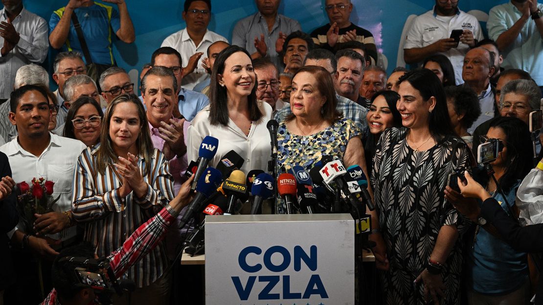 La líder opositora venezolana María Corina Machado junto con Corina Yoris durante una conferencia de prensa en Caracas, el 22 de marzo de 2024. Crédito: FEDERICO PARRA/AFP vía Getty Images