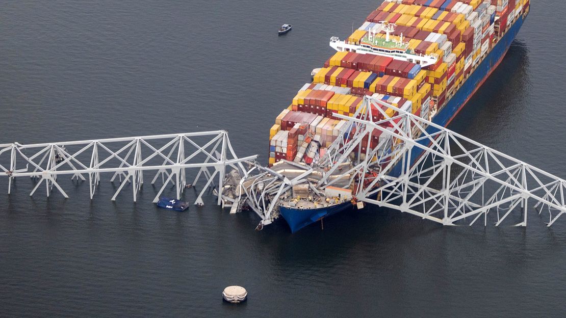 Vista aérea del carguero Dali después de chocar y colapsar el puente Francis Scott Key el 26 de marzo de 2024 en Baltimore, Maryland. Crédito: Tasos Katopodis/Getty Images