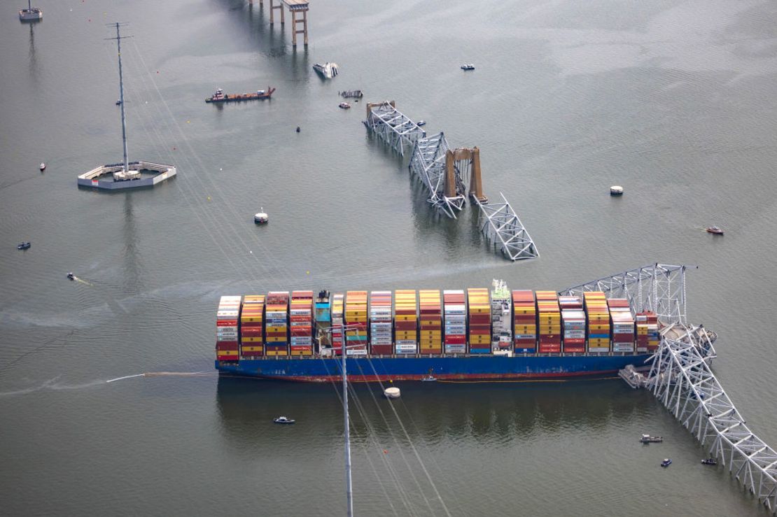 Vista aérea del carguero Dali tras colapsar el puente Francis Scott Key el 26 de marzo de 2024 en Baltimore, Maryland. Crédito: Tasos Katopodis/Getty Images