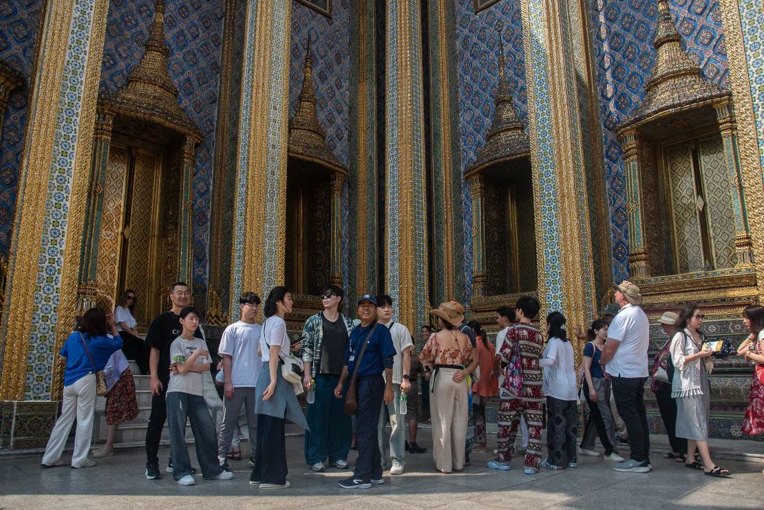 Turistas chinos visitan el Templo del Buda de Esmeralda en Bangkok.