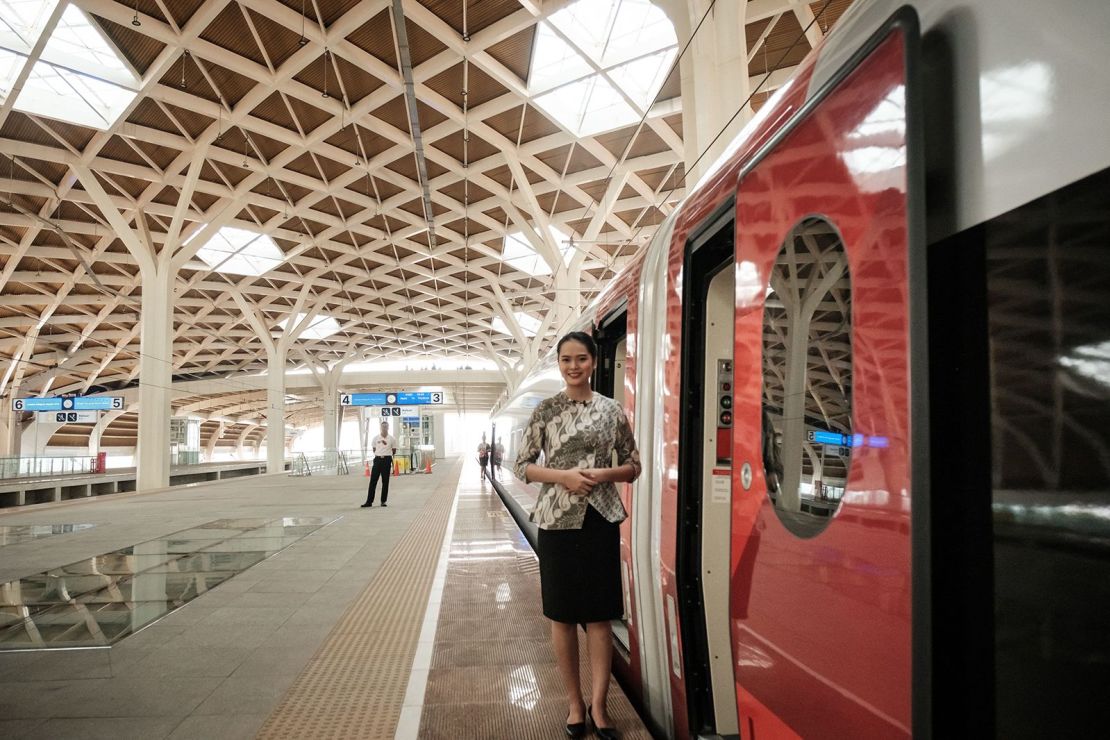 Un empleado espera a que los pasajeros suban al tren de alta velocidad Yakarta-Bandung durante una semana de pruebas públicas en la estación de Halim, en Yakarta, el 17 de septiembre de 2023.