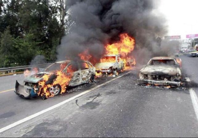 El ataque ocurrió en un día de violencia, durante el cual autos, autobuses de pasajeros, tráileres, negocios y gasolineras fueron quemadas en Guadalajara (CNN).