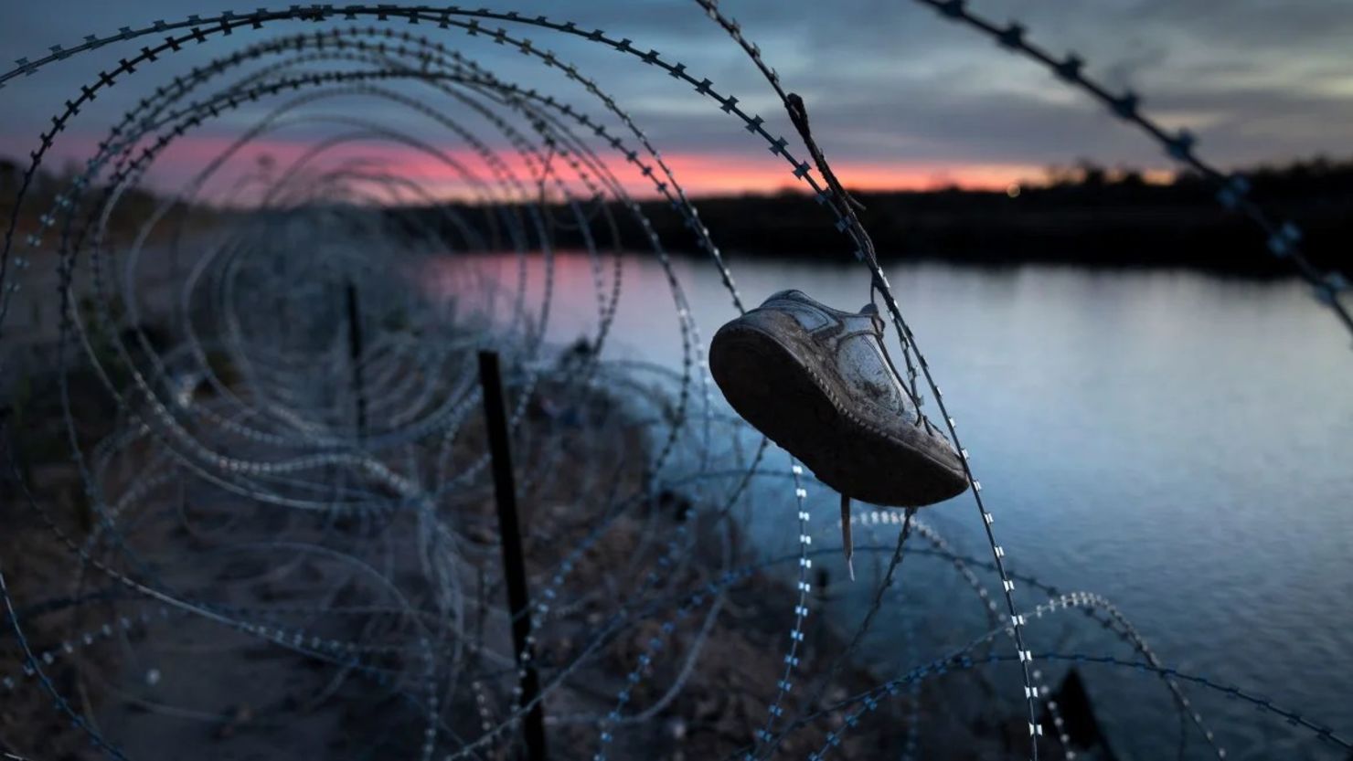 El zapato de un niño cuelga atrapado en alambre de púas en lo alto de la orilla del Río Grande el 9 de enero de 2024 en Eagle , Texas. (Foto: John Moore/Getty Images).