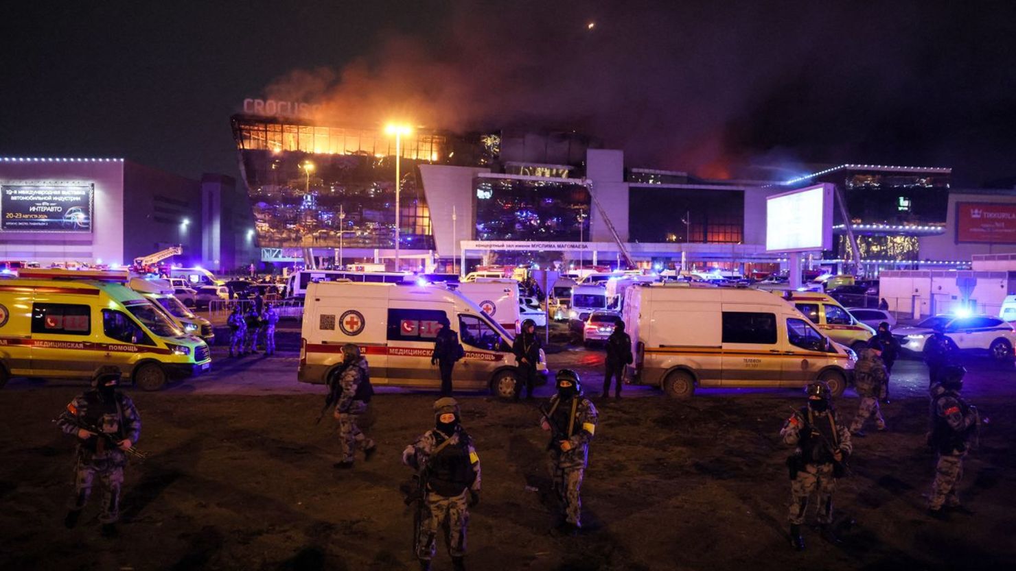 Los equipos de emergencia se despliegan en el exterior de la sala de conciertos Crocus City Hall, en llamas, tras el atentado terrorista del 22 de marzo. Casi 140 personas murieron después de que unos hombres armados abrieran fuego en la sala de conciertos de las afueras de Moscú. Crédito: AFP/Getty Images