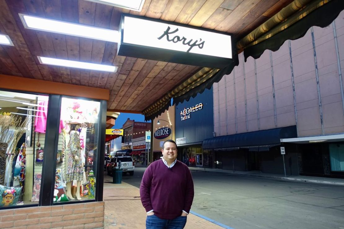 Evan Kory posa para una foto cerca de su tienda en Nogales, Arizona. Crédito: CNN