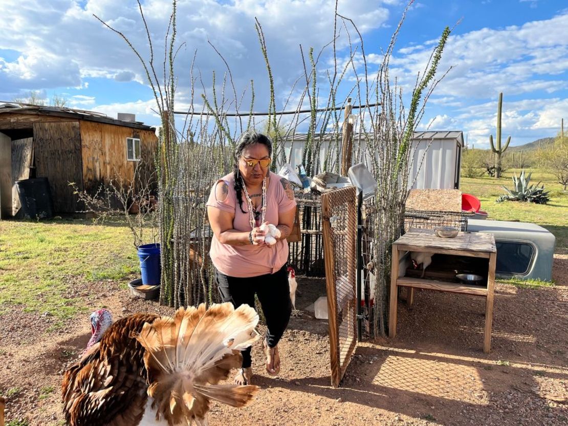 Faith Ramon sujeta huevos en su casa cerca de Nogales, Arizona. Crédito: CNN