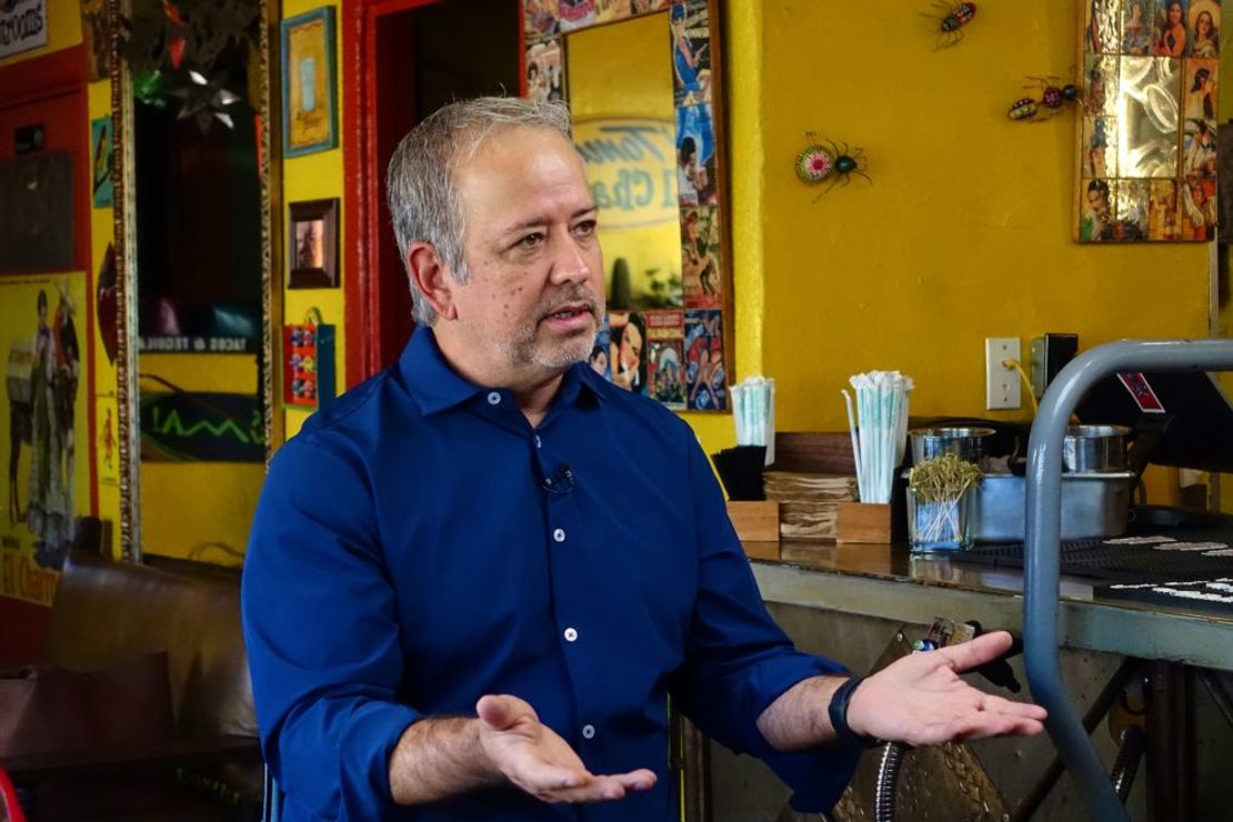 Ray Flores habla con John King de CNN durante una entrevista cerca de Nogales, Arizona. Crédito: CNN