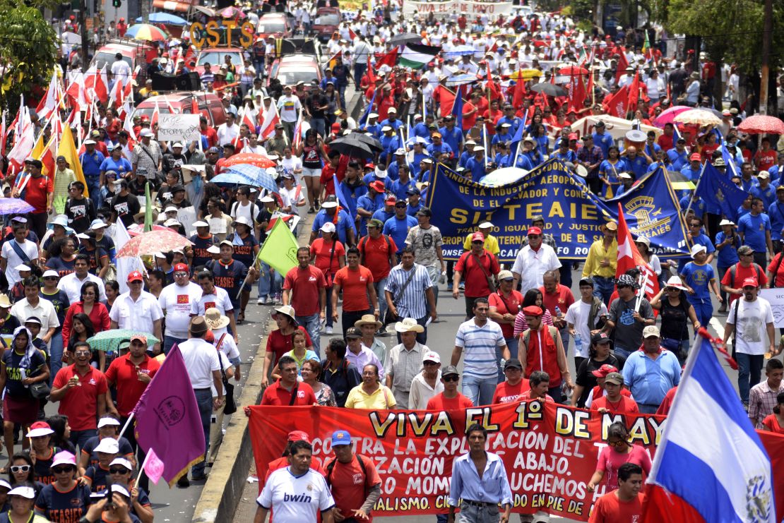 Foto de archivo: Manifestación en el San Salvador durante el Día Internacional del Trabajo el 1 de mayo de 2015.