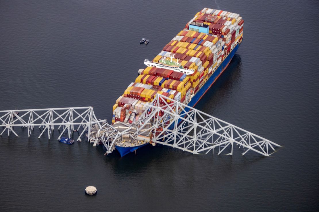 En una vista aérea, se ve el carguero Dali después de chocar y colapsar el puente Francis Scott Key el 26 de marzo, en Baltimore, Maryland.