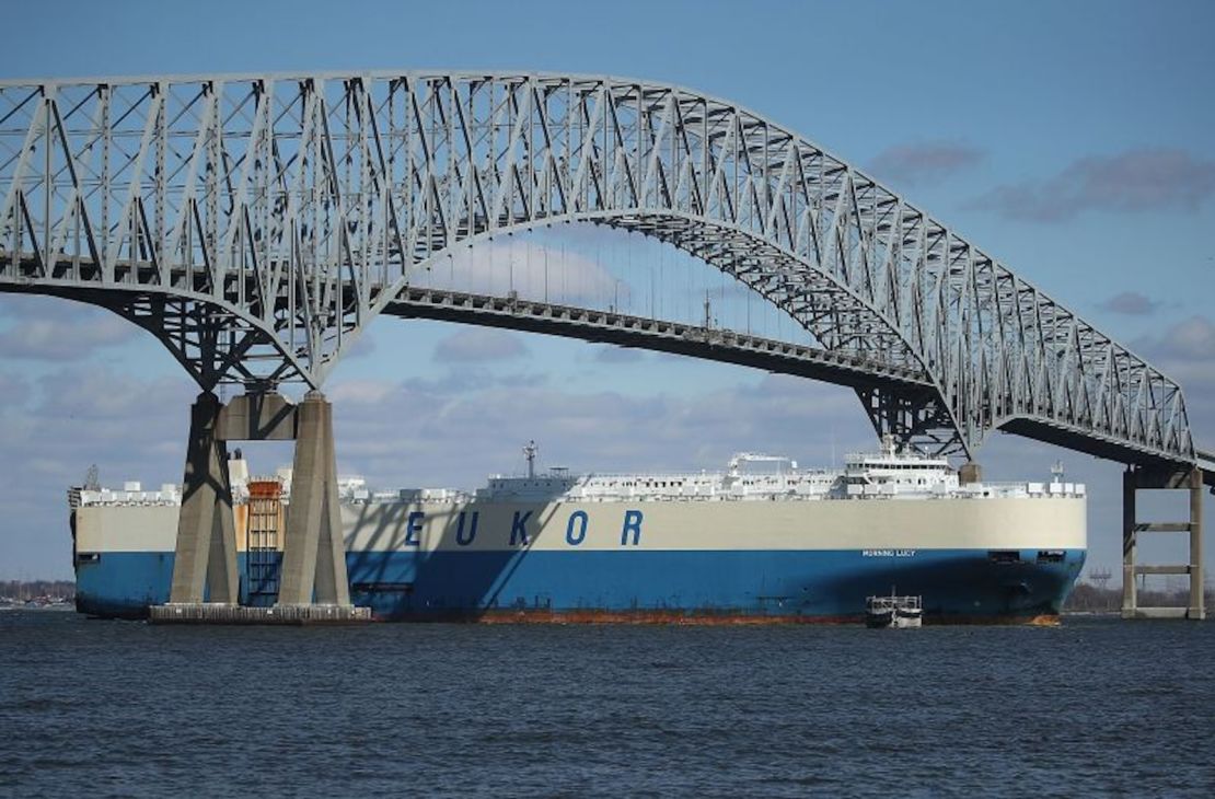 Un buque de carga de salida pasa bajo el puente Francis Scott Key, el 9 de marzo de 2018, en Baltimore, Maryland.