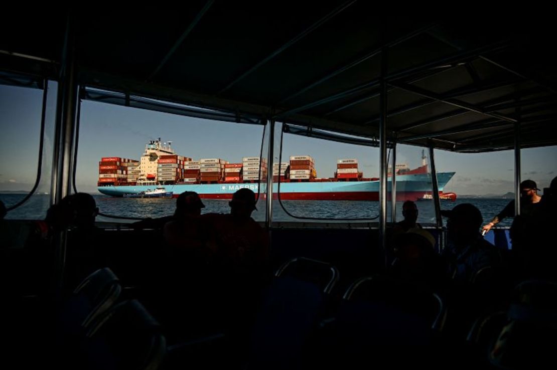 Turistas observan un buque de carga esperando antes de entrar en el canal de Panamá, en Ciudad de Panamá, el 9 de febrero de 2024.