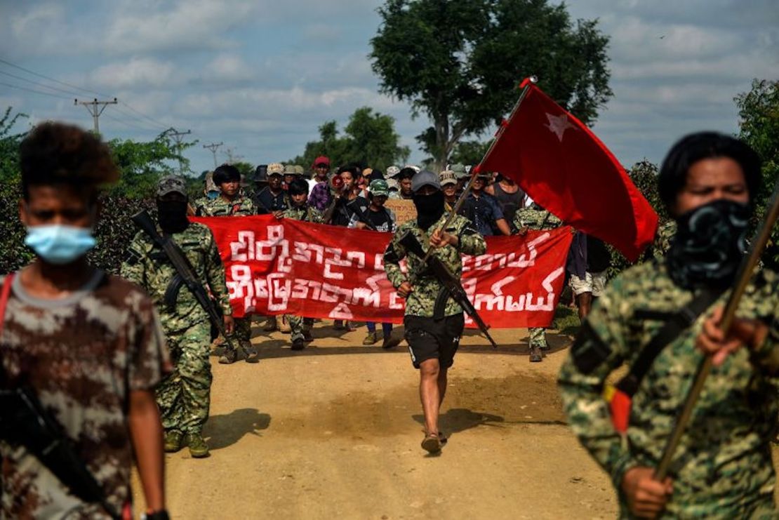 Combatientes antigolpistas escoltan a manifestantes mientras participan en una manifestación contra el golpe militar en Sagaing, Myanmar, el 7 de septiembre de 2022.