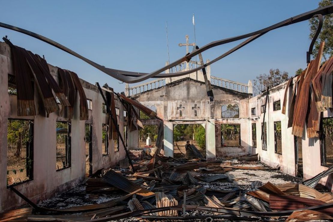 Restos de una iglesia católica destruida por un ataque aéreo militar en el estado de Kayah, Myanmar, el 26 de enero de 2023.