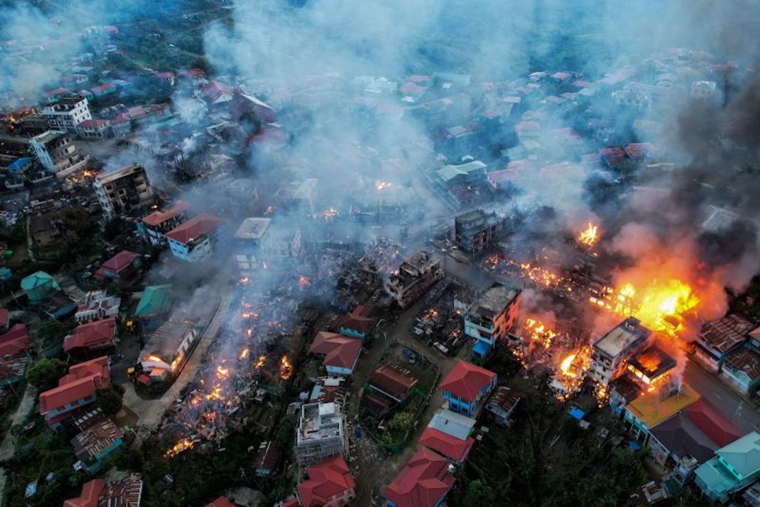 Esta foto aérea tomada el 29 de octubre de 2021 muestra humos e incendios en Thantlang, en el estado de Chin, donde los edificios fueron destruidos por los bombardeos de las tropas de la junta militar de Myanmar, según los medios locales.