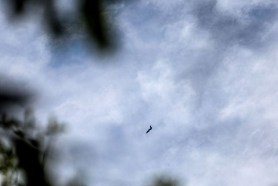 Un avión militar de Myanmar sobrevuela la zona tras bombardear el cuartel de la Fuerza de Defensa de las Nacionalidades Karenni, en el estado de Kayah, Myanmar, el 6 de julio de 2022.