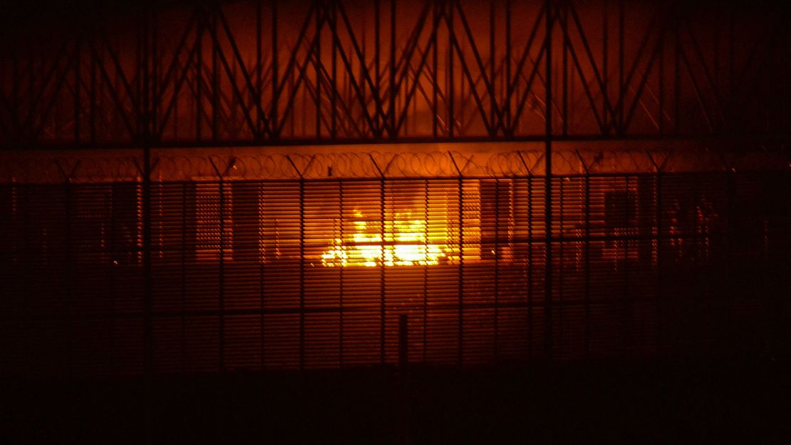 Se ve un incendio en el bloque Guayas 4 dentro del complejo penitenciario Regional 8 después de una revuelta de los reclusos, en Guayaquil, Ecuador, el 27 de marzo de 2024. Crédito: GERARDO MENOSCAL/AFP vía Getty Images