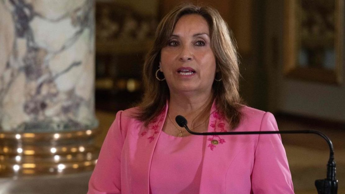 La presidenta de Perú, Dina Boluarte, pronuncia un discurso durante una ceremonia con el presidente ecuatoriano, Guillermo Lasso, en el Palacio Presidencial de Lima el 25 de octubre de 2023. (Foto: CRIS BOURONCLE/AFP via Getty Images).