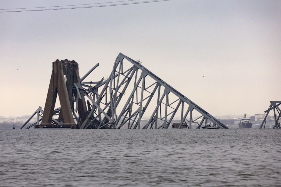 Trabajadores continúan investigando y buscando víctimas después de que el carguero Dali colisionara con el puente Francis Scott Key provocando su derrumbe ayer, 27 de marzo de 2024 en Baltimore, Maryland. Crédito: Scott Olson/Getty Images