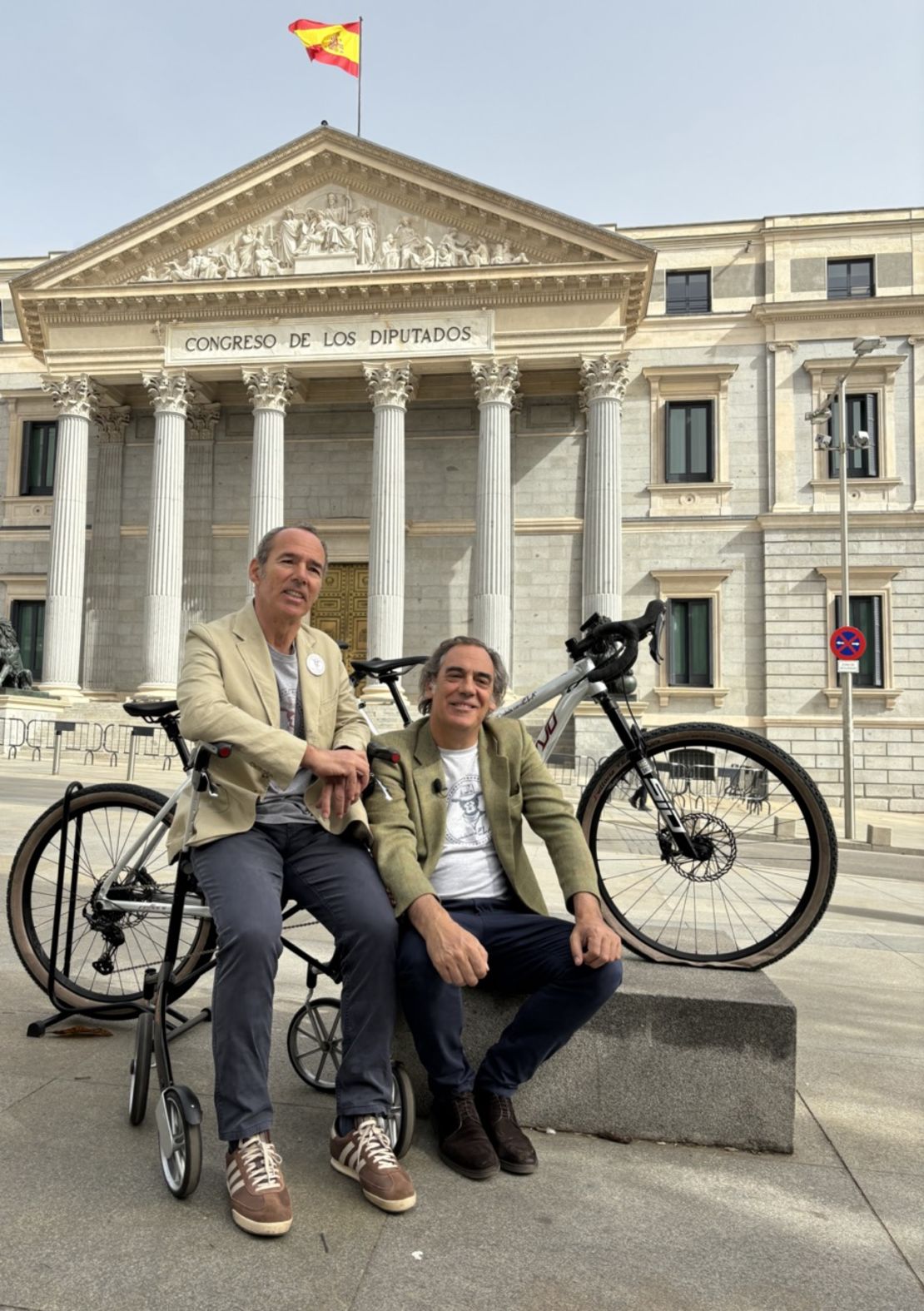 Jaime Lafita y su compañero de tándem, Gabica, frente al Congreso de los Diputados, en Madrid.