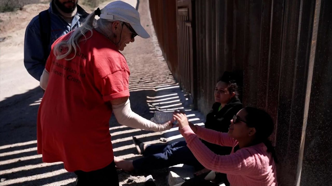CNNE 1653881 - esta pareja de voluntarios presta ayuda a migrantes en la frontera