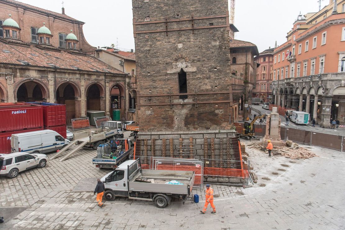 El área alrededor de la base de la torre fue cerrada al público después de que surgieron temores de colapso. (Foto: Michele Lapini/Getty Images).