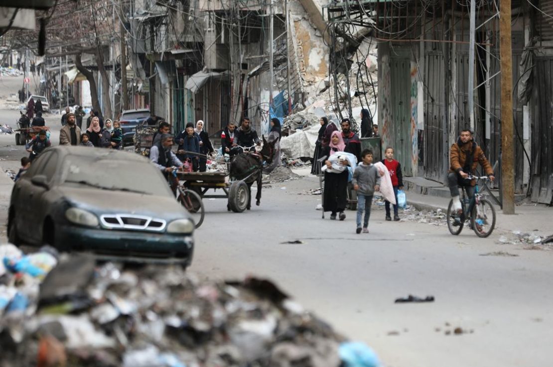 Residentes palestinos abandonan la zona con unos pocos objetos después de que las fuerzas israelíes sitiaran el hospital Al-Shifa con tanques y un intenso tiroteo en Ciudad de Gaza, Gaza, el 18 de marzo de 2024. Crédito: Dawoud Abo Alkas/Anadolu/Getty Images