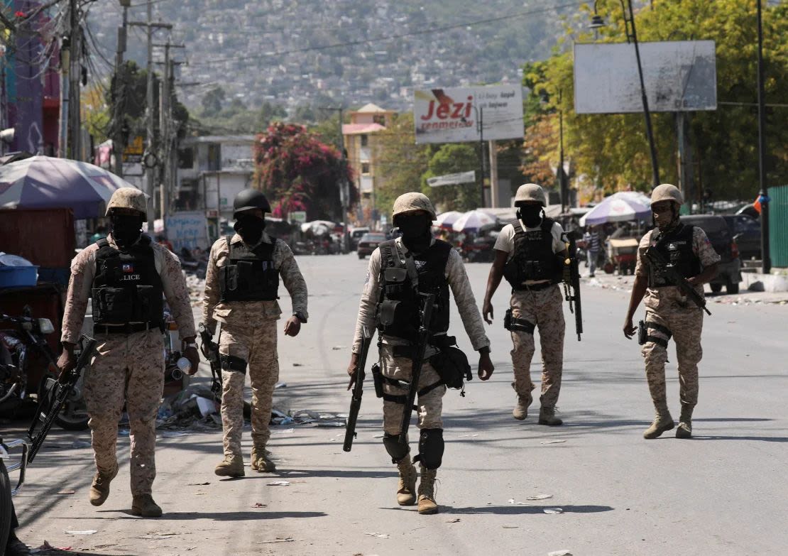 La policía patrulla una calle después de que las autoridades extendieron el estado de emergencia en medio de la violencia de las pandillas que obligó a miles de personas a huir de sus hogares en Puerto Príncipe, Haití, el 8 de marzo de 2024.