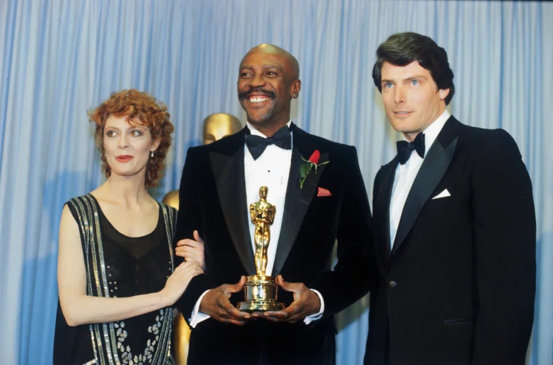 Susan Sarandon y Christopher Reeves flanquean a Louis Gossett Jr., ganador del Premio de la Academia de 1982 al Mejor Actor de Reparto por su papel en "An Officer and a Gentleman".