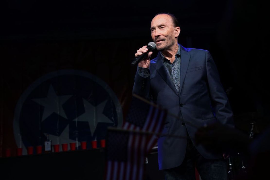 El cantante Lee Greenwood actúa durante una fiesta de la noche electoral en 2018 para la candidata al Senado de Estados Unidos Marsha Blackburn en Franklin, Tennessee. Crédito: Alex Wong/Getty Images/Archivo